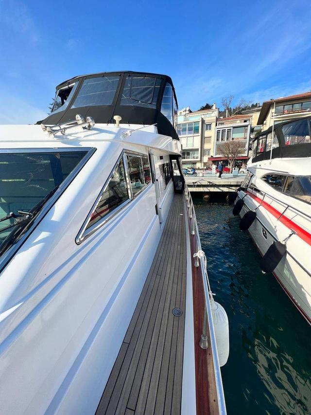YACHT