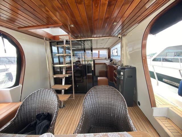 YACHT