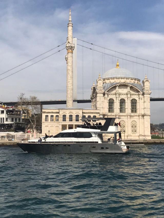 YACHT