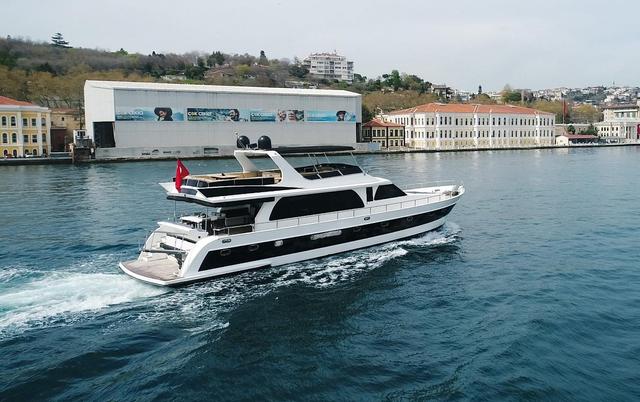 YACHT