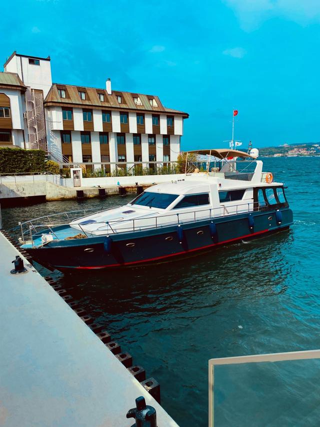 YACHT