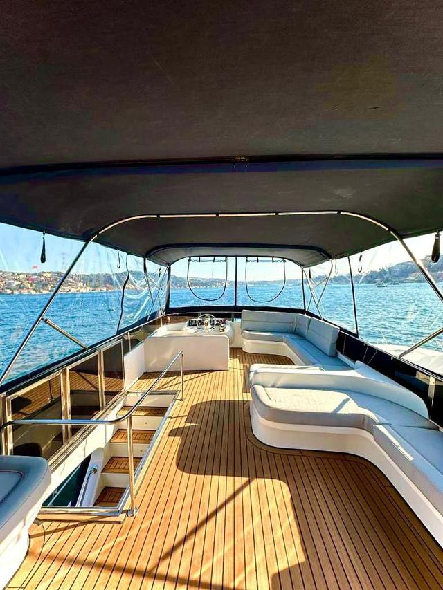 YACHT