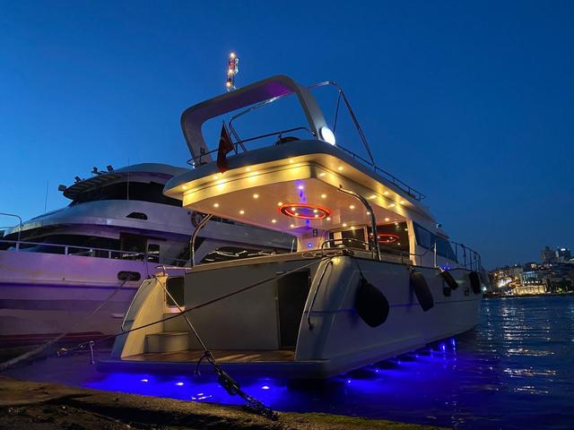 YACHT