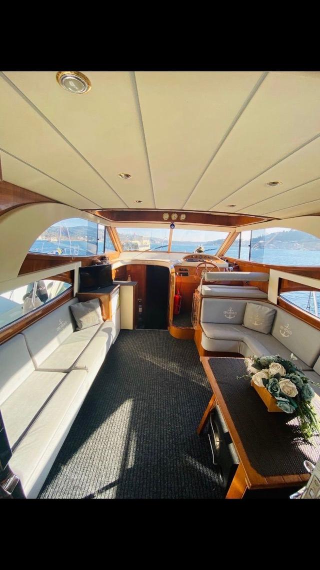 YACHT