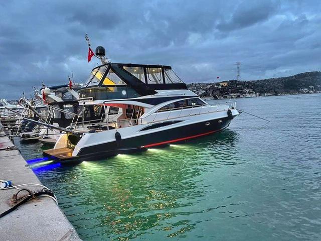 YACHT