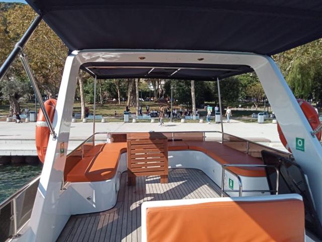 YACHT