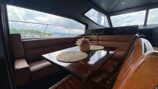 YACHT