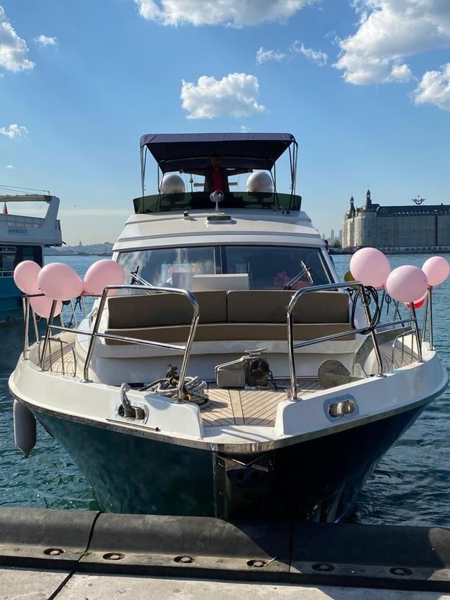 YACHT