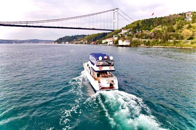 YACHT