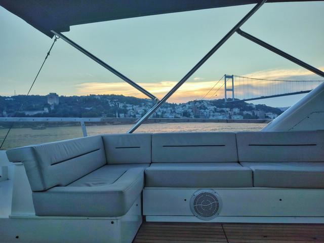 YACHT