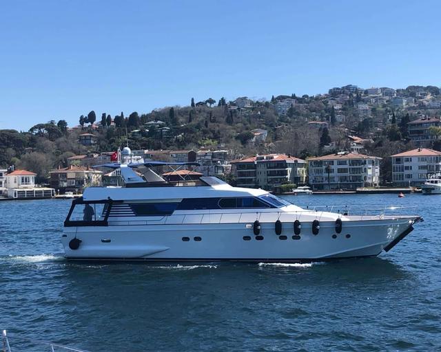 YACHT