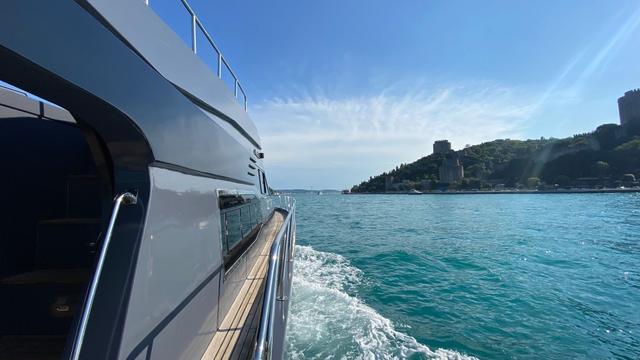 YACHT