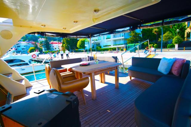 YACHT