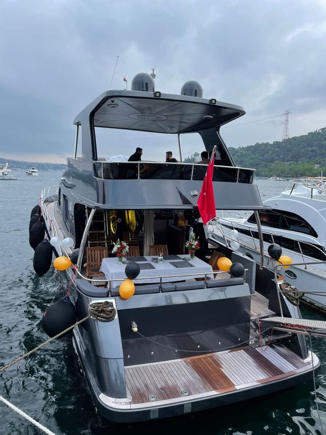 YACHT