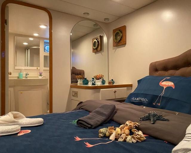 YACHT