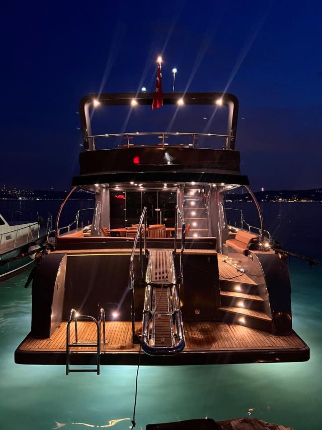 YACHT