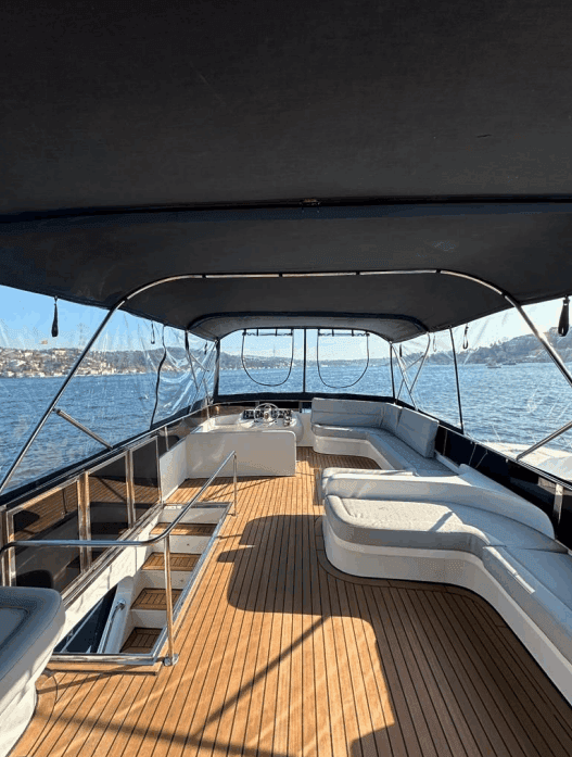 YACHT