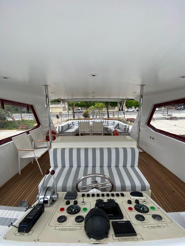 YACHT