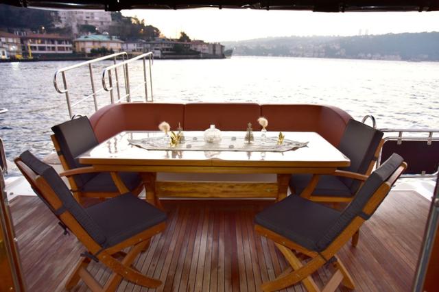 YACHT