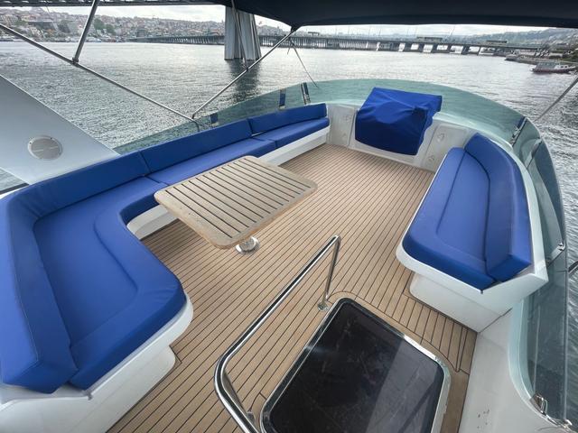 YACHT
