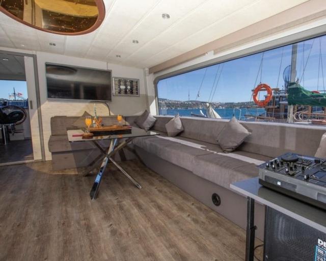 YACHT