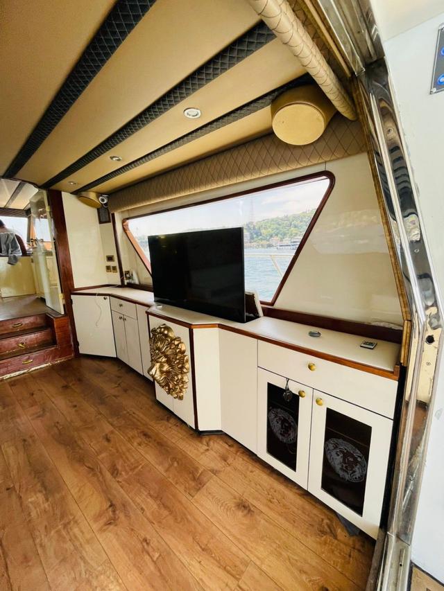 YACHT