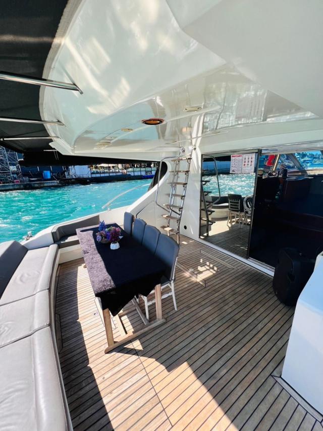 YACHT