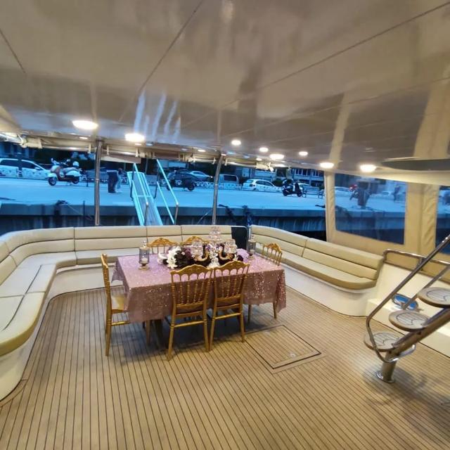YACHT