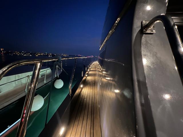 YACHT