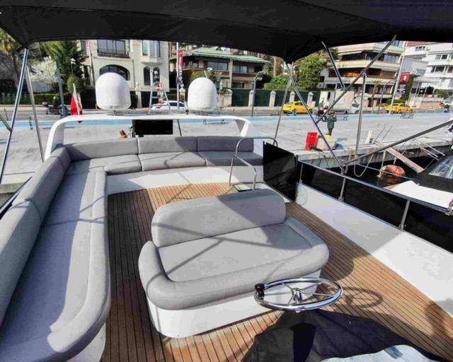 YACHT