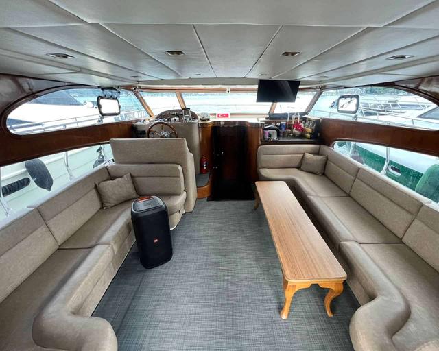 YACHT