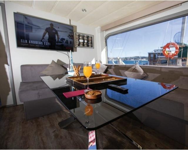 YACHT