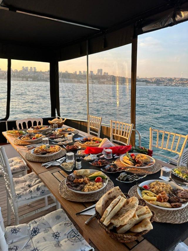 YACHT