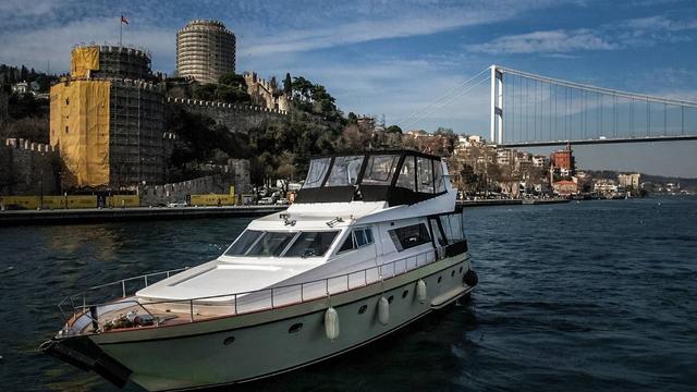 YACHT