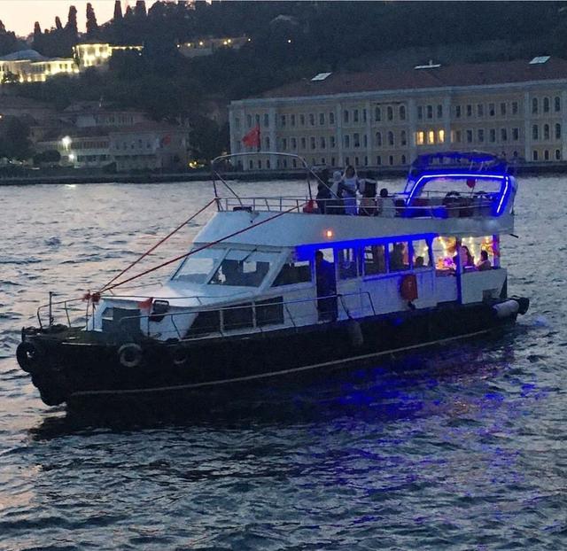 YACHT