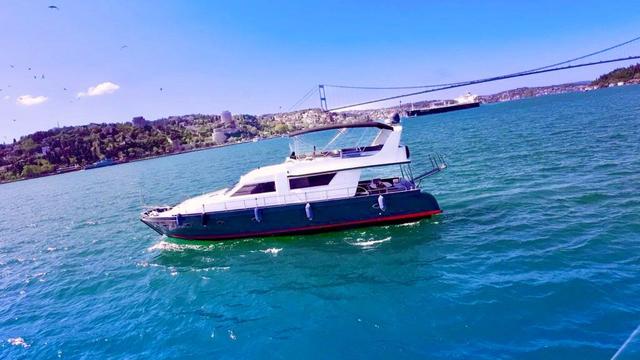 YACHT