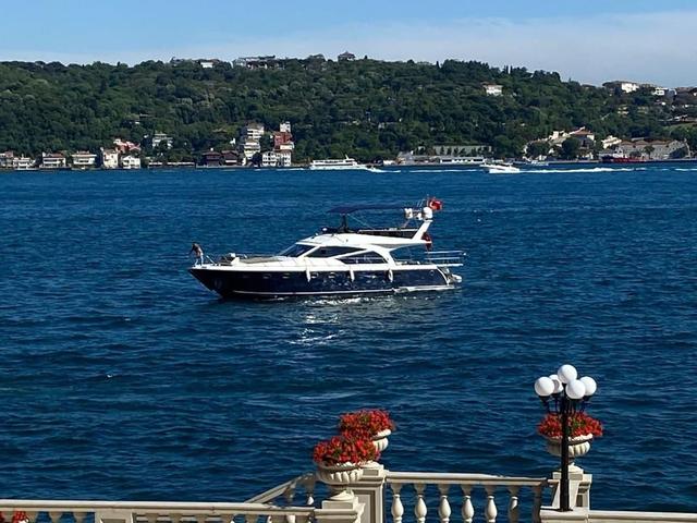 YACHT