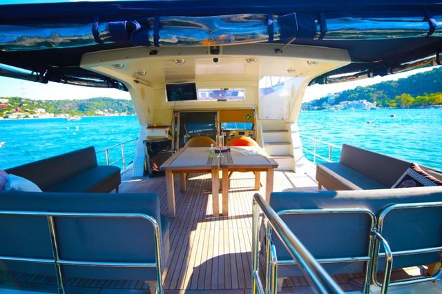 YACHT
