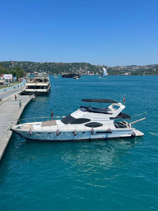 YACHT
