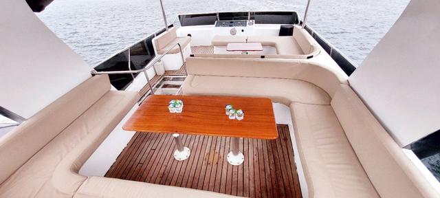 YACHT