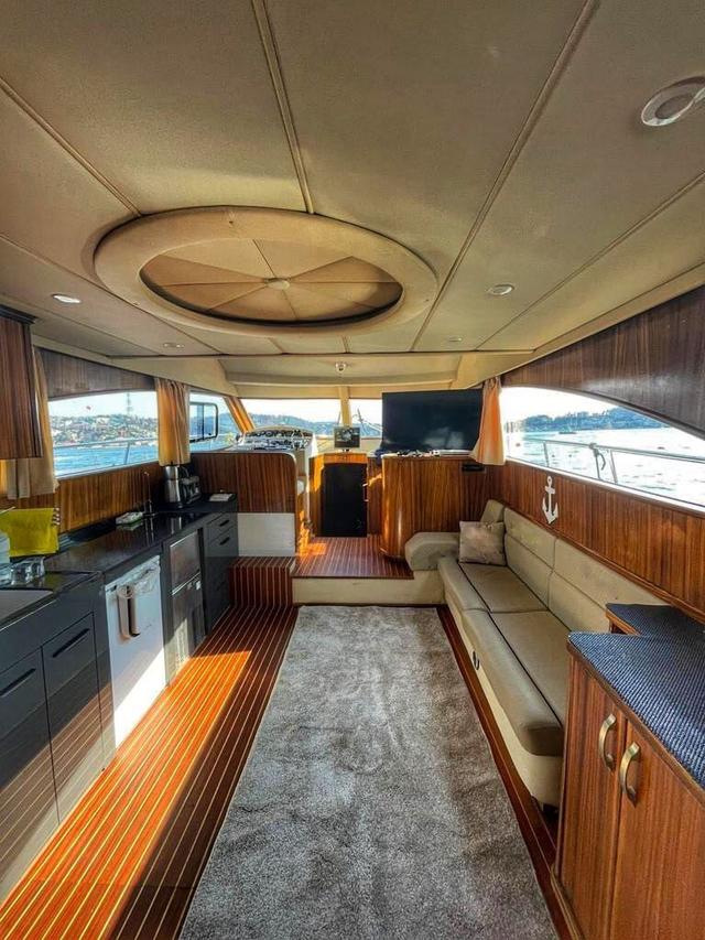 YACHT