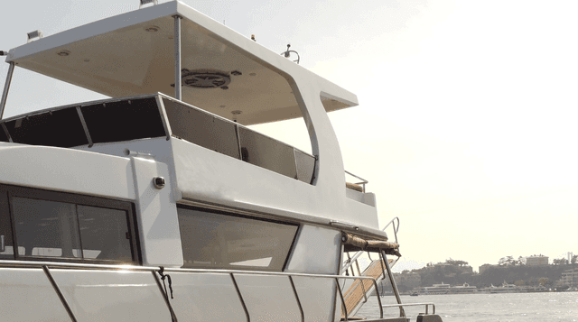 YACHT