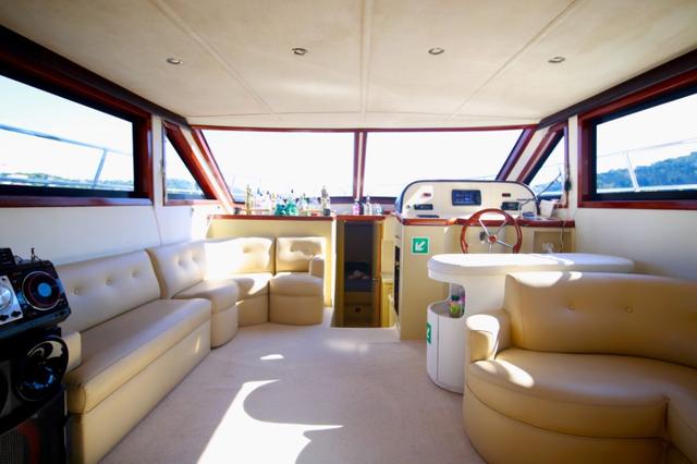 YACHT