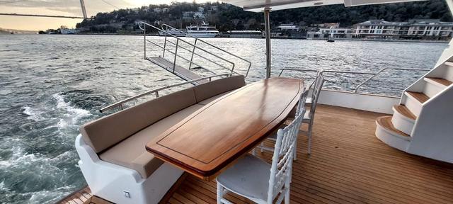 YACHT