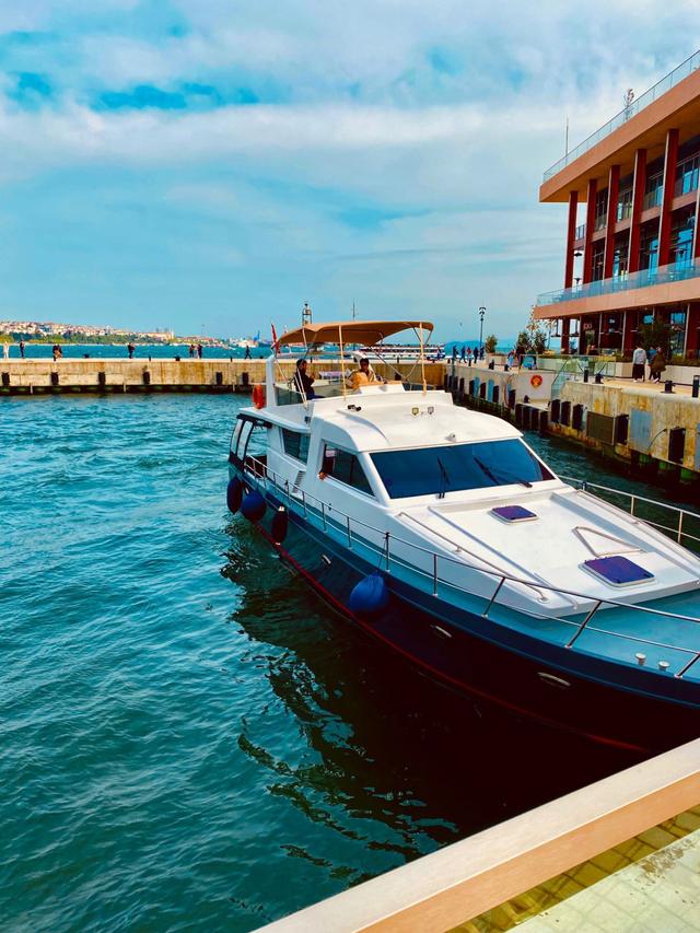 YACHT
