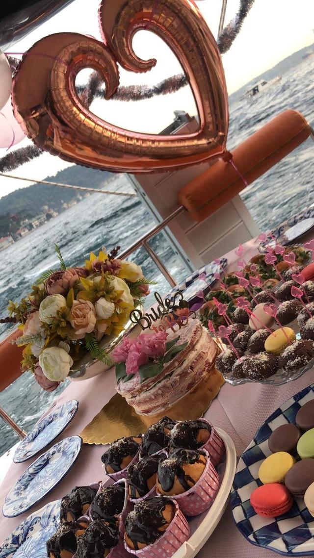 YACHT