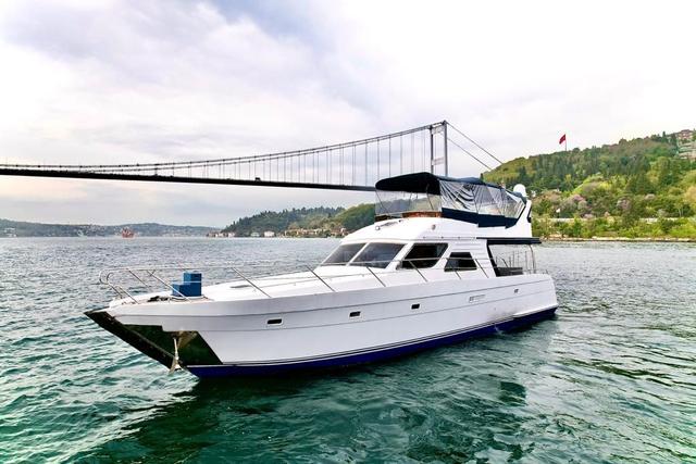 YACHT