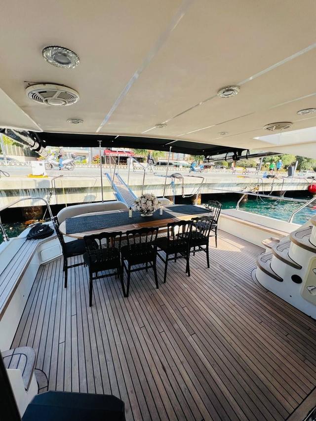 YACHT