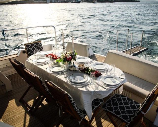 YACHT