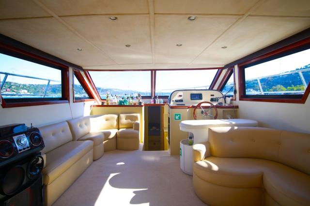 YACHT